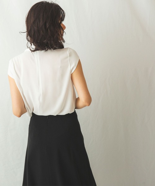 NARACAMICIE(ナラカミーチェ)の「ソフトジョーゼットプリーツタイブラウス(シャツ/ブラウス・レディース・オフホワイト/イエロー/ベージュ・SMALL/MEDIUM/LARGE)」の5枚目の写真