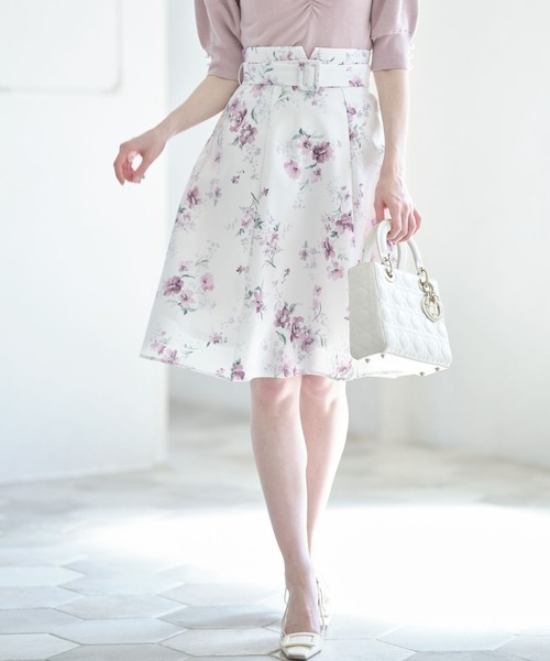 tocco closet(トッコ クローゼット)の「くるみバックルベルト付きフラワープリントフレアスカート(スカート・レディース・ブルー/ピンク・M)」の1枚目の写真