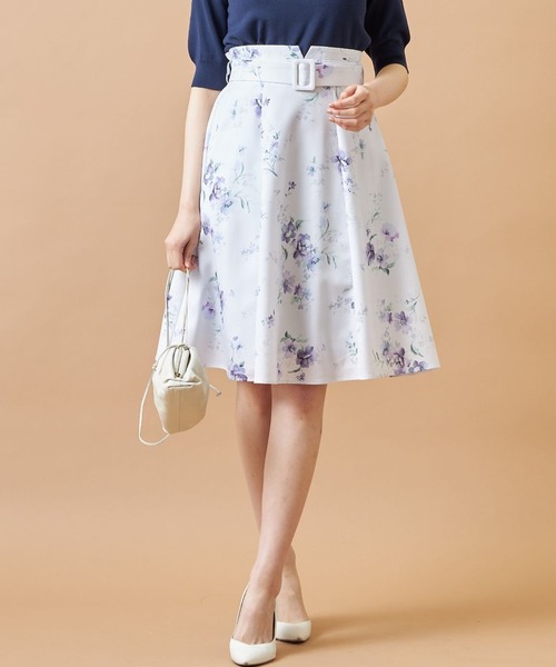 tocco closet(トッコ クローゼット)の「くるみバックルベルト付きフラワープリントフレアスカート(スカート・レディース・ブルー/ピンク・M)」の2枚目の写真