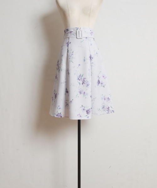 tocco closet(トッコ クローゼット)の「くるみバックルベルト付きフラワープリントフレアスカート(スカート・レディース・ブルー/ピンク・M)」の4枚目の写真