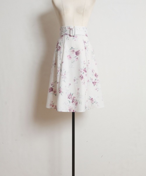 tocco closet(トッコ クローゼット)の「くるみバックルベルト付きフラワープリントフレアスカート(スカート・レディース・ブルー/ピンク・M)」の5枚目の写真