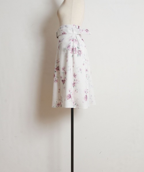tocco closet(トッコ クローゼット)の「くるみバックルベルト付きフラワープリントフレアスカート(スカート・レディース・ブルー/ピンク・M)」の6枚目の写真