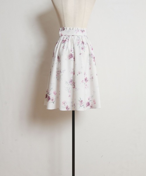 tocco closet(トッコ クローゼット)の「くるみバックルベルト付きフラワープリントフレアスカート(スカート・レディース・ブルー/ピンク・M)」の7枚目の写真