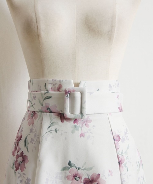 tocco closet(トッコ クローゼット)の「くるみバックルベルト付きフラワープリントフレアスカート(スカート・レディース・ブルー/ピンク・M)」の8枚目の写真