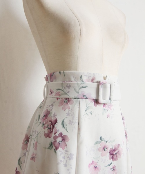 tocco closet(トッコ クローゼット)の「くるみバックルベルト付きフラワープリントフレアスカート(スカート・レディース・ブルー/ピンク・M)」の9枚目の写真