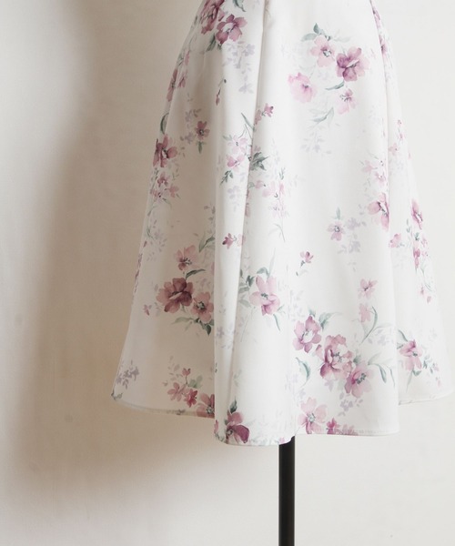 tocco closet(トッコ クローゼット)の「くるみバックルベルト付きフラワープリントフレアスカート(スカート・レディース・ブルー/ピンク・M)」の11枚目の写真