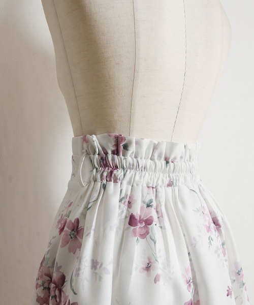 tocco closet(トッコ クローゼット)の「くるみバックルベルト付きフラワープリントフレアスカート(スカート・レディース・ブルー/ピンク・M)」の10枚目の写真