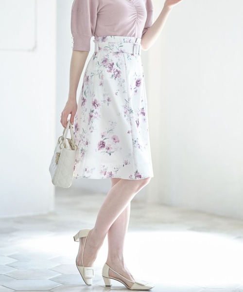 tocco closet(トッコ クローゼット)の「くるみバックルベルト付きフラワープリントフレアスカート(スカート・レディース・ブルー/ピンク・M)」の3枚目の写真