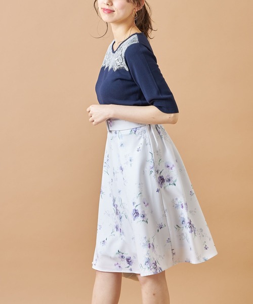 tocco closet(トッコ クローゼット)の「くるみバックルベルト付きフラワープリントフレアスカート(スカート・レディース・ブルー/ピンク・M)」の13枚目の写真