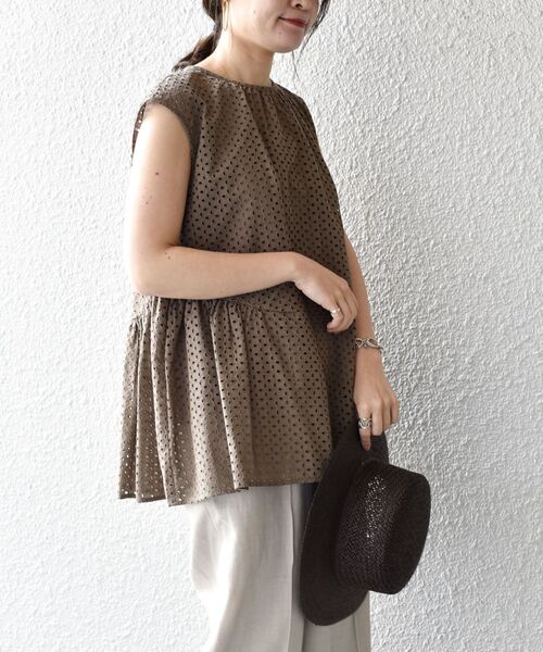 SHIPS(シップス)の「【WEB限定】〈手洗い可能〉カットワークレースタック切替ブラウス◇(シャツ/ブラウス・レディース・オリーブ/ブラック/オフホワイト/イエロー/ブルー・ONE SIZE)」の4枚目の写真