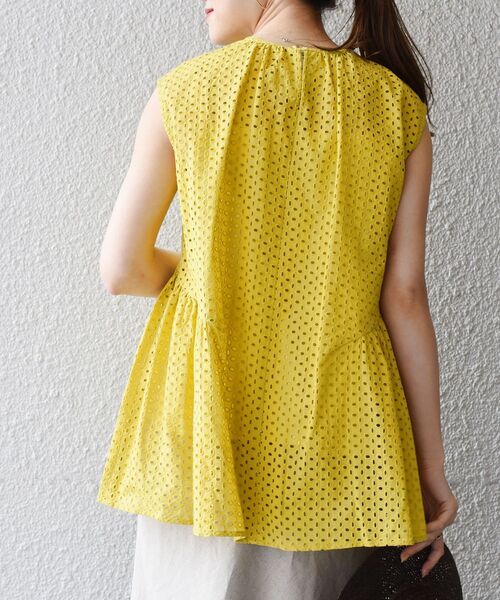 SHIPS(シップス)の「【WEB限定】〈手洗い可能〉カットワークレースタック切替ブラウス◇(シャツ/ブラウス・レディース・オリーブ/ブラック/オフホワイト/イエロー/ブルー・ONE SIZE)」の2枚目の写真