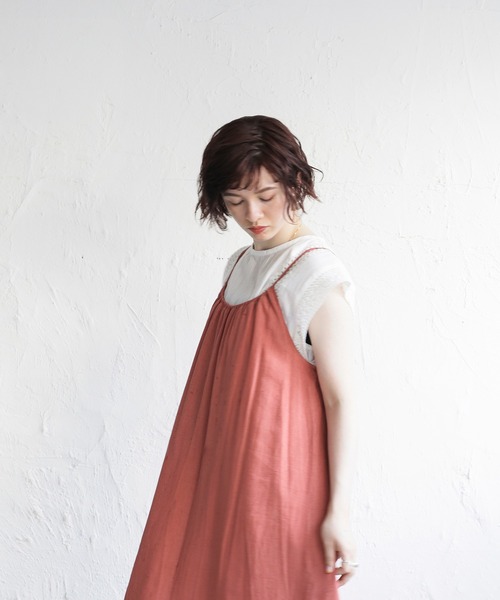 ENNEA（エンネア）の「【カールマイヤー】バックデザイン・ギャザーキャミワンピース（スカート・レディース・ベージュ/サックスブルー/オレンジ/グリーン/キャメル・38）」の18枚目の写真