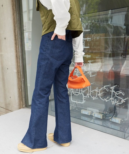 BASQUE magenta（バスクマゼンタ）の「センターラインスリットプリーツフレアパンツ/デニム/カツラギ（デニムパンツ・レディース・パープル/インディゴブルー/ブラウン/ブルー/レッド/ブラック/オフホワイト/グリーン/ダークグリーン/ブラック系1/ブラック系/ロイヤルブルー/ライトインディゴブルー/ブルー系1/オレンジ・L/M）」の21枚目の写真