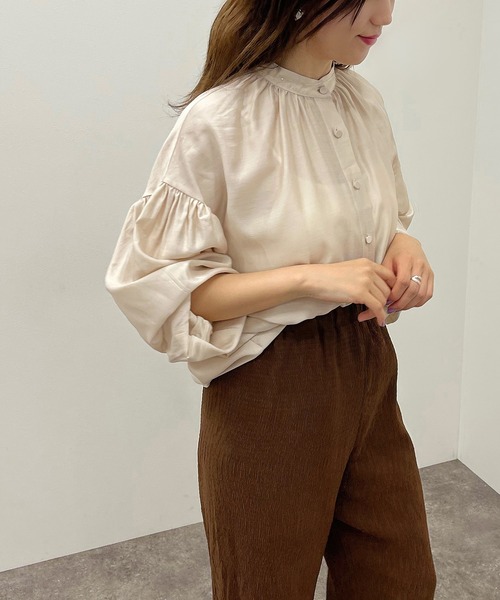 apres jour mignon（アプレジュールミニョン）の「バンドカラーボリュームシャツ【ZOZOTOWN限定アイテム】【6PO】（シャツ/ブラウス・レディース・ダークグリーン/ライトベージュ/オフホワイト/ブラック・フリー/X-LARGE）」の3枚目の写真