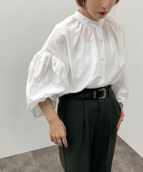 apres jour mignon（アプレジュールミニョン）の「バンドカラーボリュームシャツ【ZOZOTOWN限定アイテム】【6PO】（シャツ/ブラウス・レディース・ダークグリーン/ライトベージュ/オフホワイト/ブラック・フリー/X-LARGE）」の6枚目の写真
