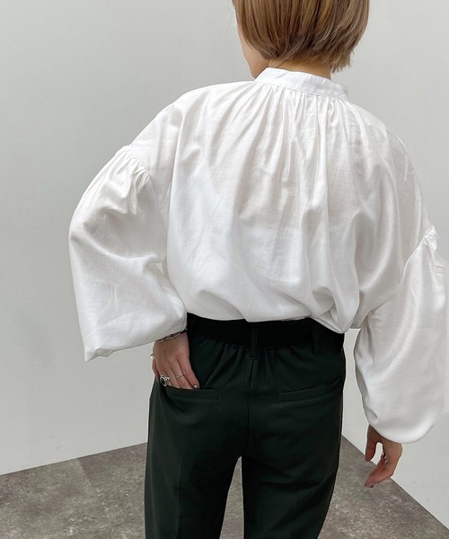 apres jour mignon（アプレジュールミニョン）の「バンドカラーボリュームシャツ【ZOZOTOWN限定アイテム】【6PO】（シャツ/ブラウス・レディース・ダークグリーン/ライトベージュ/オフホワイト/ブラック・フリー/X-LARGE）」の8枚目の写真