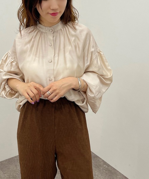 apres jour mignon（アプレジュールミニョン）の「バンドカラーボリュームシャツ【ZOZOTOWN限定アイテム】【6PO】（シャツ/ブラウス・レディース・ダークグリーン/ライトベージュ/オフホワイト/ブラック・フリー/X-LARGE）」の20枚目の写真