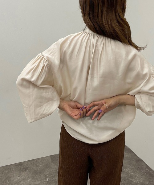 apres jour mignon（アプレジュールミニョン）の「バンドカラーボリュームシャツ【ZOZOTOWN限定アイテム】【6PO】（シャツ/ブラウス・レディース・ダークグリーン/ライトベージュ/オフホワイト/ブラック・フリー/X-LARGE）」の21枚目の写真