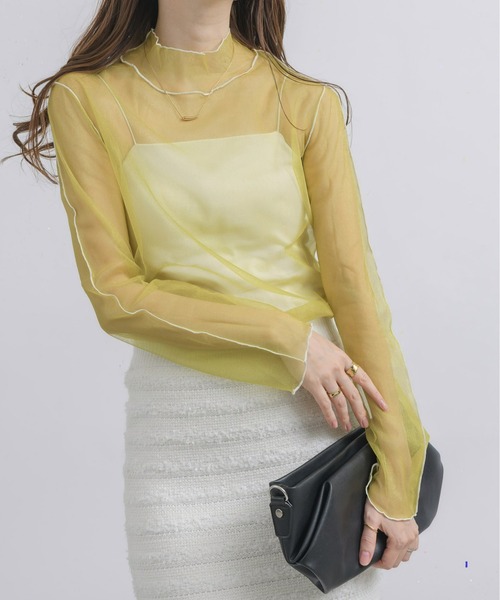 NEUNA（ヌナ）の「【大人の肌見せ＆上品な艶感。】パイピングメローシアートップス（Tシャツ/カットソー・レディース・ホワイト/イエロー/オレンジ/グレイッシュベージュ/ブラウン/ブラック・FREE）」の5枚目の写真