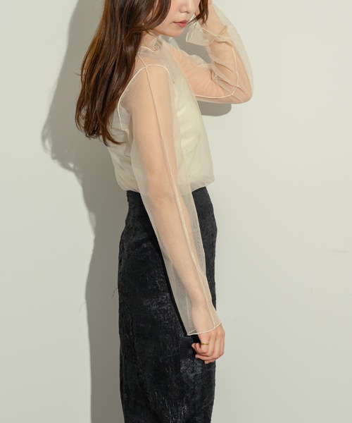 NEUNA（ヌナ）の「【大人の肌見せ＆上品な艶感。】パイピングメローシアートップス（Tシャツ/カットソー・レディース・ホワイト/イエロー/オレンジ/グレイッシュベージュ/ブラウン/ブラック・FREE）」の12枚目の写真