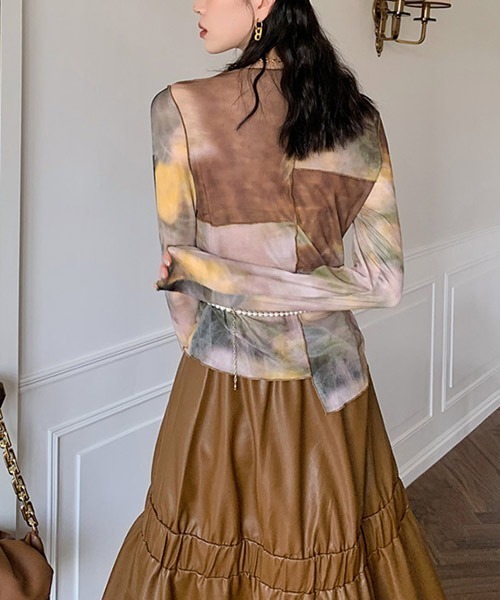 i-dare（アイディア）の「【i-dare】タイダイ柄 アシンメトリー メロー ブラウス（シャツ/ブラウス・レディース・ブラウン系その他・FREE）」の2枚目の写真