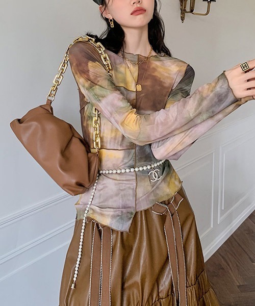 i-dare（アイディア）の「【i-dare】タイダイ柄 アシンメトリー メロー ブラウス（シャツ/ブラウス・レディース・ブラウン系その他・FREE）」の3枚目の写真