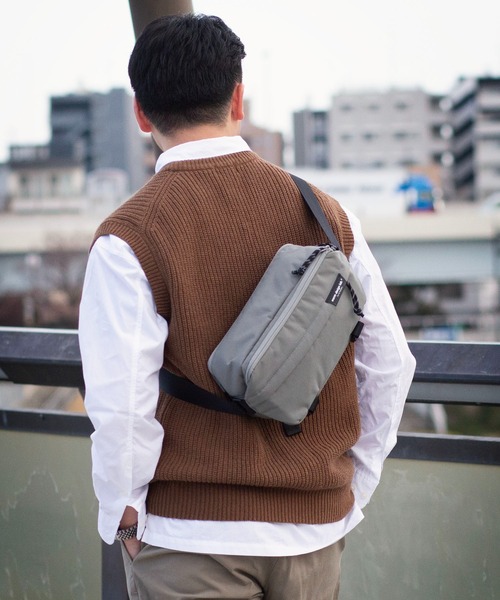 wdl.（ワームデザインラボ）の「トラベルスリムスリング Travel Slim Sling（ボディバッグ/ウエストポーチ・メンズ・ホワイト/ブラック/ベージュ/グレー・FREE）」の12枚目の写真