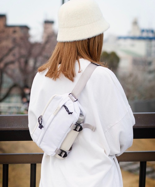 wdl.（ワームデザインラボ）の「トラベルスリムスリング Travel Slim Sling（ボディバッグ/ウエストポーチ・メンズ・ホワイト/ブラック/ベージュ/グレー・FREE）」の13枚目の写真