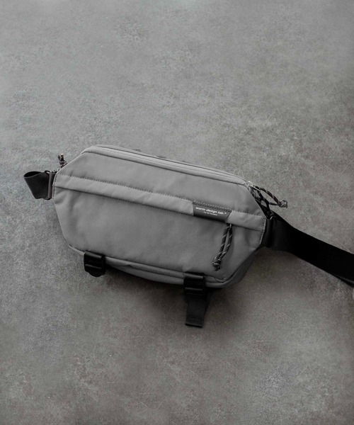 wdl.（ワームデザインラボ）の「トラベルスリムスリング Travel Slim Sling（ボディバッグ/ウエストポーチ・メンズ・ホワイト/ブラック/ベージュ/グレー・FREE）」の5枚目の写真