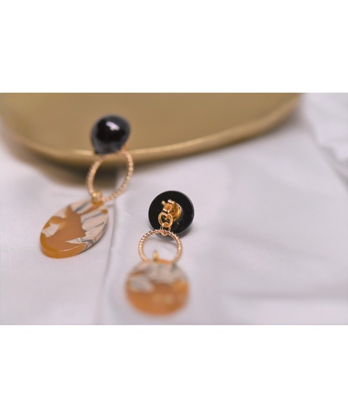 tone(トーン)の「【Astyle】ブラック×マスタードピアス(MA)(ピアス(両耳用)・レディース・ゴールド・FREE)」の2枚目の写真