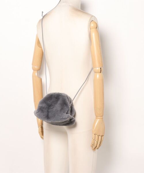 ANITA BILARDI（アニタビラルディ）の「【ANITA BILARDI(アニタ ビラルディ)】 BRICK BAG / フェイクファー ショルダーバッグ（ショルダーバッグ・レディース・アイボリー/グレー系その他・2）」の4枚目の写真