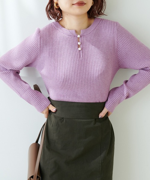 natural couture(ナチュラルクチュール)の「再販売/パール付き2WAYリブニット(ニット/セーター・レディース・ネイビー/その他12/パープル/サックスブルー/オフホワイト・FREE)」の5枚目の写真