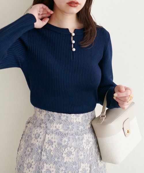 natural couture(ナチュラルクチュール)の「再販売/パール付き2WAYリブニット(ニット/セーター・レディース・ネイビー/その他12/パープル/サックスブルー/オフホワイト・FREE)」の3枚目の写真