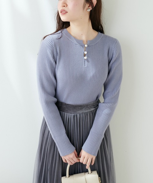natural couture(ナチュラルクチュール)の「再販売/パール付き2WAYリブニット(ニット/セーター・レディース・ネイビー/その他12/パープル/サックスブルー/オフホワイト・FREE)」の4枚目の写真