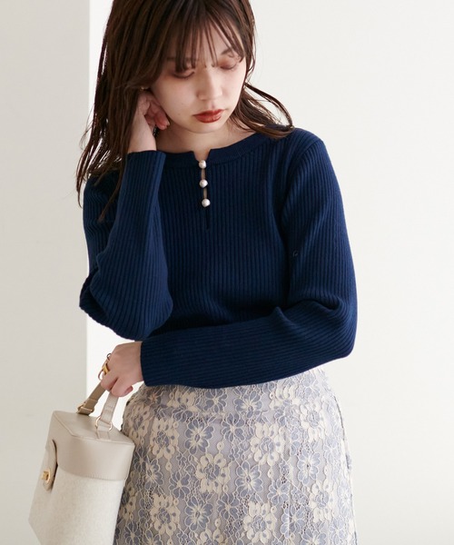 natural couture(ナチュラルクチュール)の「再販売/パール付き2WAYリブニット(ニット/セーター・レディース・ネイビー/その他12/パープル/サックスブルー/オフホワイト・FREE)」の6枚目の写真