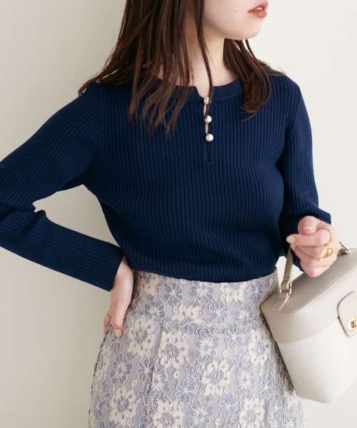 natural couture(ナチュラルクチュール)の「再販売/パール付き2WAYリブニット(ニット/セーター・レディース・ネイビー/その他12/パープル/サックスブルー/オフホワイト・FREE)」の7枚目の写真