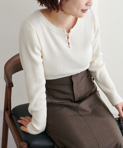 natural couture(ナチュラルクチュール)の「再販売/パール付き2WAYリブニット(ニット/セーター・レディース・ネイビー/その他12/パープル/サックスブルー/オフホワイト・FREE)」の10枚目の写真