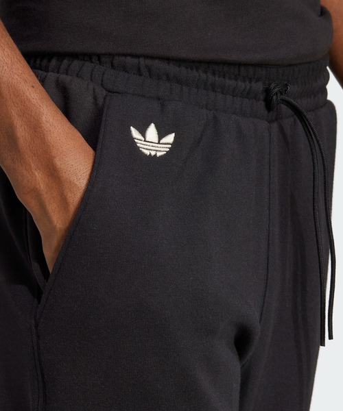 adidas（アディダス）の「アディカラー Neuclassics トラックパンツ