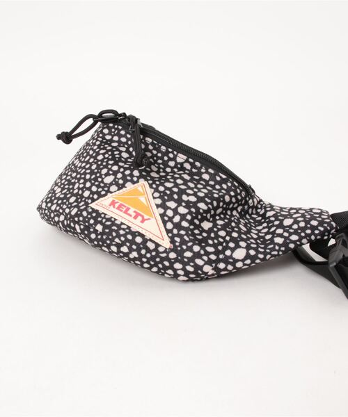 KELTY(ケルティ)の「手ぶら派にぴったり【KELTY】デザインプリント ボディバッグ ミニミニファニー/DP MINI MINI FANNY(ボディバッグ/ウエストポーチ・レディース・グレー/ブラック/ベージュ/レオパード・FREE)」の11枚目の写真