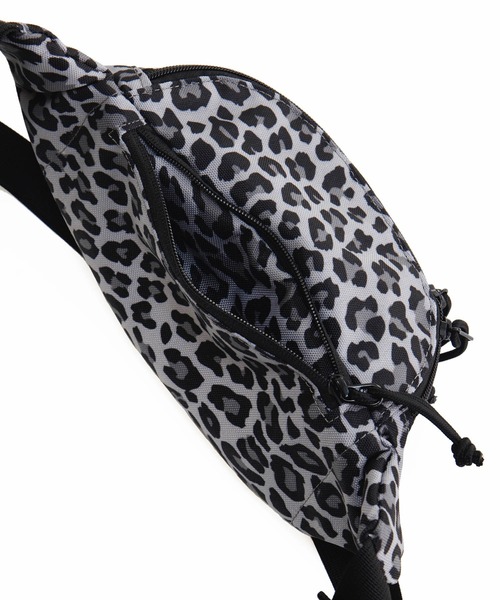 KELTY(ケルティ)の「手ぶら派にぴったり【KELTY】デザインプリント ボディバッグ ミニミニファニー/DP MINI MINI FANNY(ボディバッグ/ウエストポーチ・レディース・グレー/ブラック/ベージュ/レオパード・FREE)」の8枚目の写真