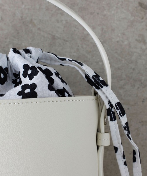 EFOLE(エフォル)の「Flower print bucket bag / フラワープリント バケットバッグ(ハンドバッグ・レディース・ブラウン/オフホワイト・FREE)」の8枚目の写真