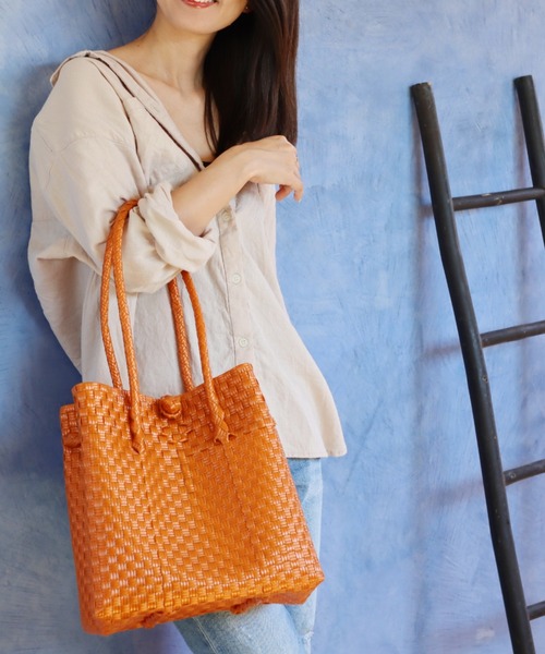 salle de bal(サルデバル)の「パサールバッグ スクエアソリッド S Pasar BAG S TCI(トートバッグ・レディース・ブラック/オレンジ/ブルー/ダークグリーン/レッド/ブラック系その他/ライトグレー/パープル/ゴールド/グリーン系その他/レッド系/ピンク系・S)」の11枚目の写真