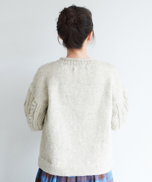 l'atelier du savon(アトリエドサボン)の「ネパールハンドニット / お花たちのあいさつ YAHHOプルオーバー(ニット/セーター・レディース・アイボリー・FREE)」の15枚目の写真