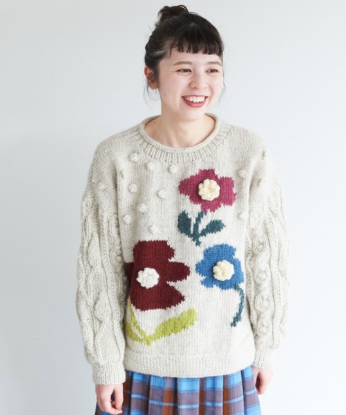 l'atelier du savon(アトリエドサボン)の「ネパールハンドニット / お花たちのあいさつ YAHHOプルオーバー(ニット/セーター・レディース・アイボリー・FREE)」の2枚目の写真