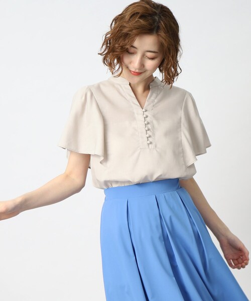 yori キーネック フリル ブラウス トップス grove（グローブ）の「◇【ひんやり】くるみ釦キーネックフリル