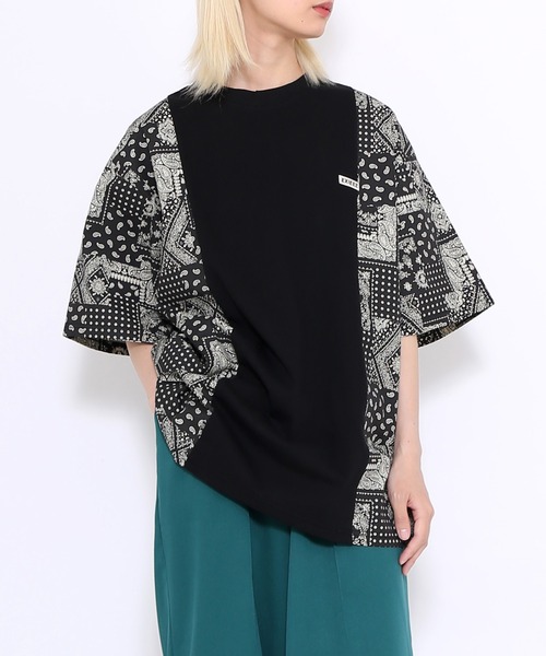 EXIEEE(イグジー)の「バンダナ柄切り替えTシャツ(Tシャツ/カットソー・レディース・ベージュ/ブラック・SMALL/MEDIUM/LARGE)」の1枚目の写真