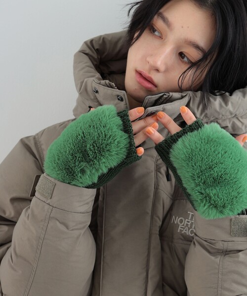 Ray BEAMS(レイビームス)の「Ray BEAMS / フェイクファー レッキス ハンドウォーマー(手袋・レディース・グリーン/ライトグレー・ONE SIZE)」の5枚目の写真