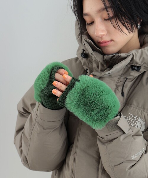 Ray BEAMS(レイビームス)の「Ray BEAMS / フェイクファー レッキス ハンドウォーマー(手袋・レディース・グリーン/ライトグレー・ONE SIZE)」の6枚目の写真