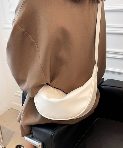 florist（フローリスト）の「【2WAY】【軽量/ユニセックス】ハーフムーンレザーショルダーバッグ/ハンドバッグ（ショルダーバッグ・レディース・ブラウン/ライトグリーン/ブラック/グレイッシュベージュ/オフホワイト・FREE）」の14枚目の写真