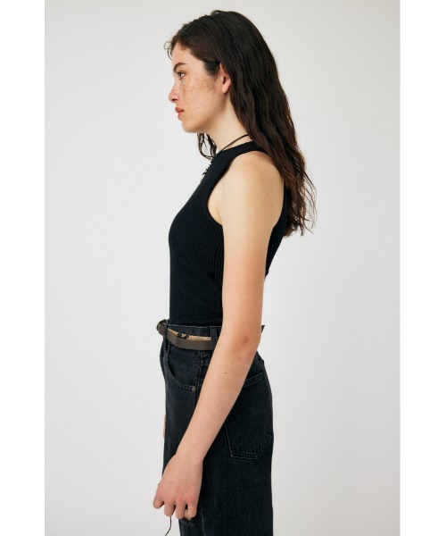 MOUSSY(マウジー)の「OPEN BACK MIDDLE NECK トップス(タンクトップ・レディース・ベージュ/ブラック/マジェンタ・FREE)」の4枚目の写真